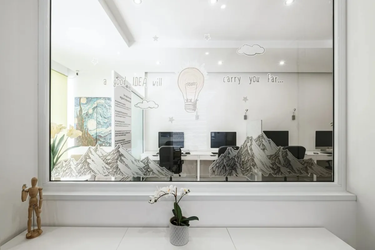 La vetrata dello studio Studio Up Web — a good idea will carry you far