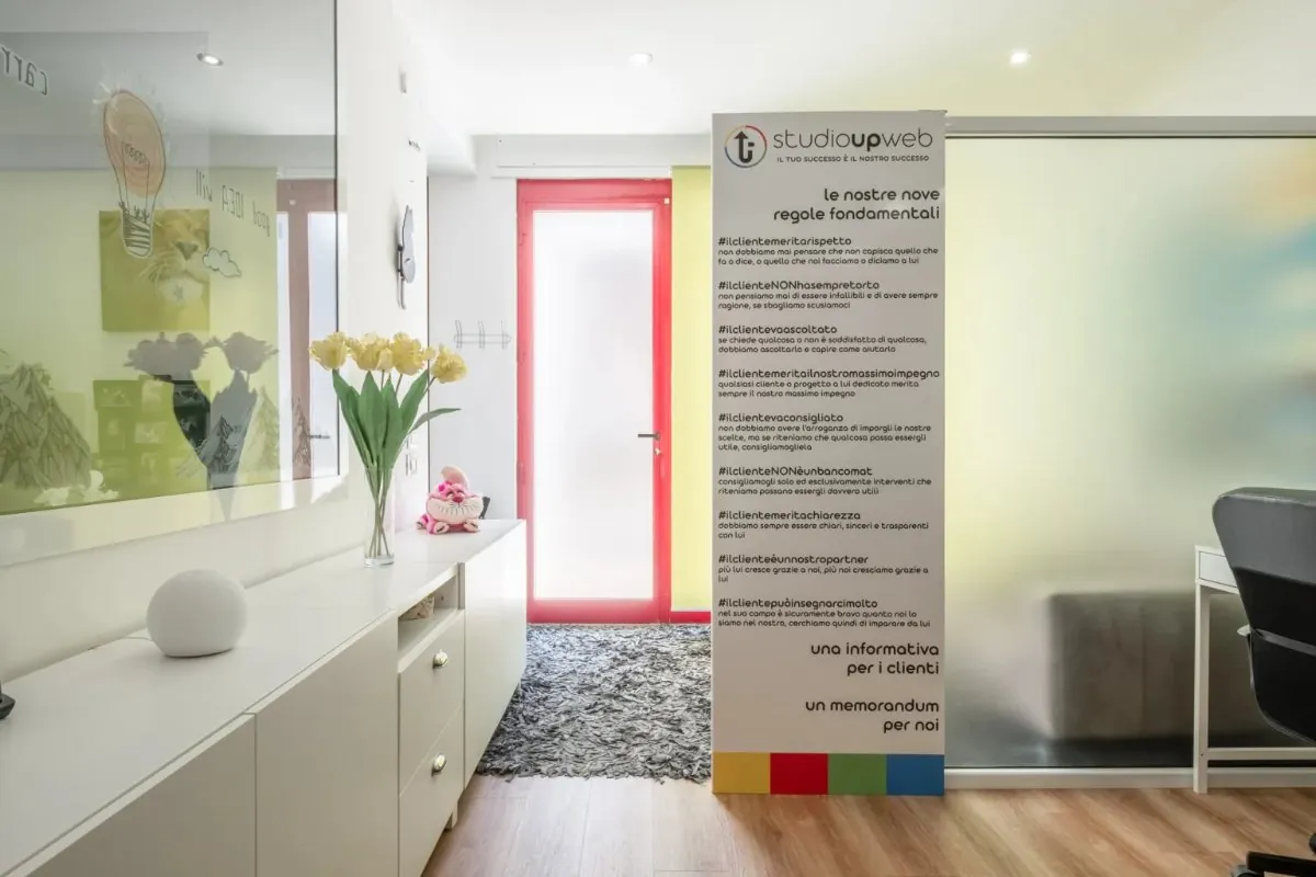 Il totem con le nove regole fondamentali all'ingresso dello studio Studio Up Web